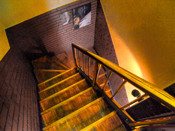 中華屋の階段